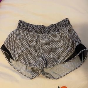 Lululemon hotty hot shorts lined 2.5”